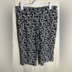 Size 18 Black and White Seashell Patterned Capri Pants Shell Print